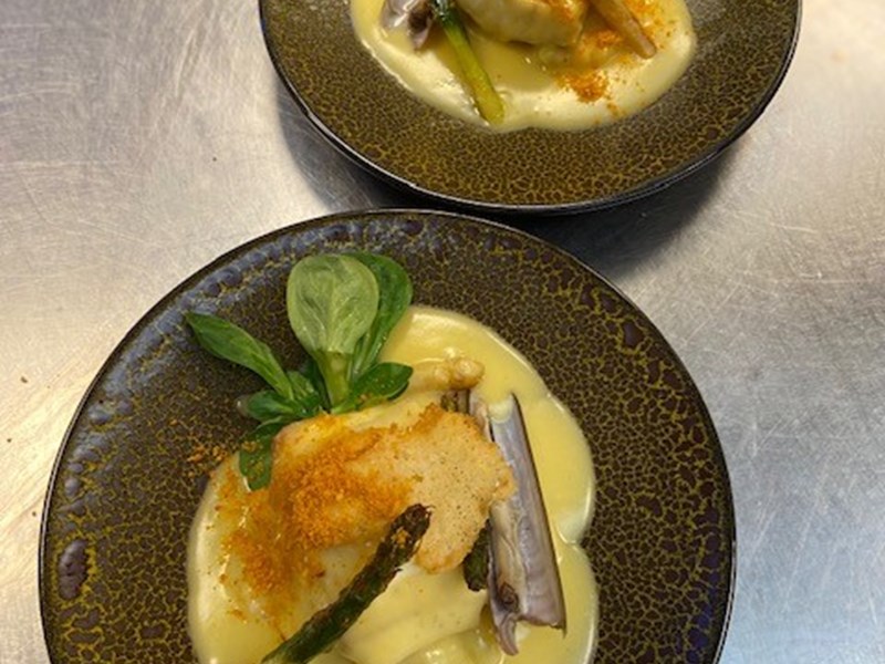 Zeewolf op romige saus met asperges